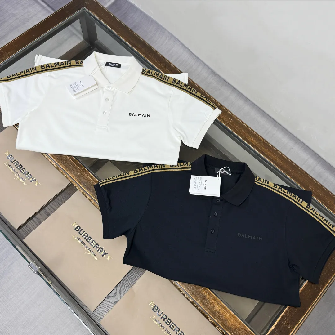 Lapel C🌟BALMAIN 2026 Newest Arrival business casual short-sleeved lapel polo shirt ~ Highly recommended ✅ Same Style for men and women ~ The fitted tailoring sets off the minimalist design style, showing the elegant style at a glance! As a brand that pursues design and tailoring techniques, the materials used will never disappoint! High count mercerized cotton material! The fabric surface is fine and smooth, soft and skin-friendly, the cotton is full and elastic, and the upper body is high-end yet crisp and stylish👍 Color: Black White Size: M L XL XXL 3XL (please state your height and weight when placing an order!)
